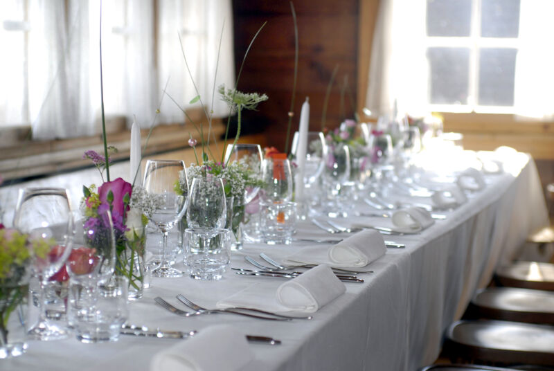 gemütlicher Saal ganz aus Holz in historischem Haus mit Boutique Hotel