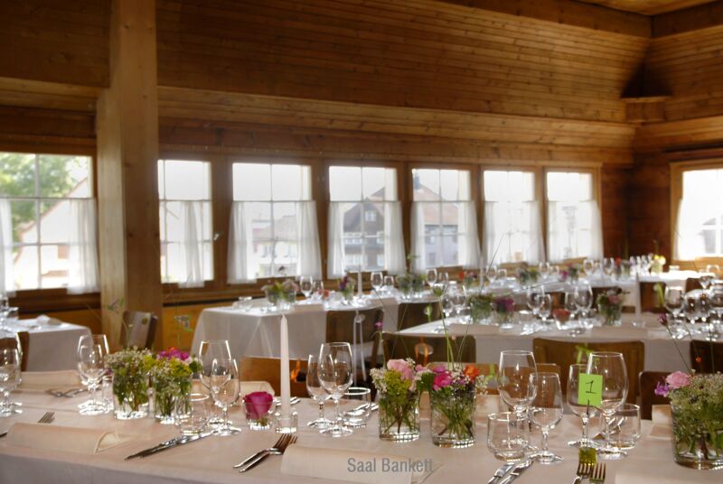 gemütlicher Saal ganz aus Holz in historischem Haus mit Boutique Hotel