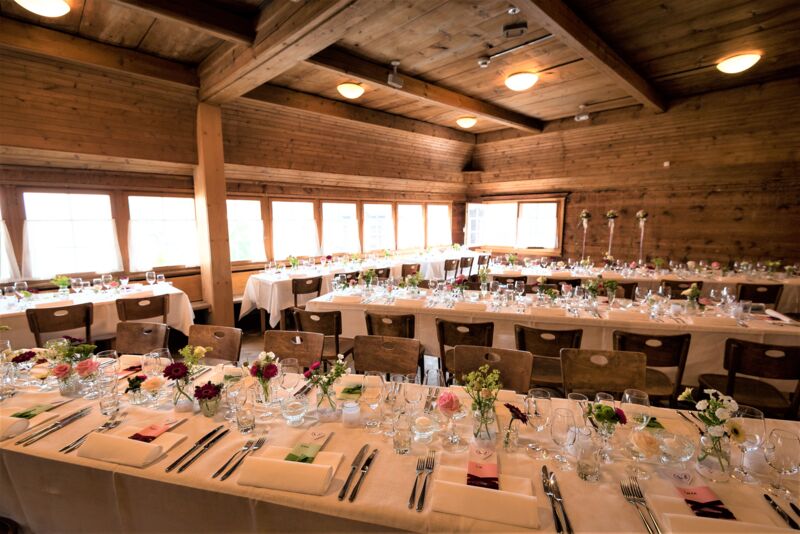 gemütlicher Saal ganz aus Holz in historischem Haus mit Boutique Hotel