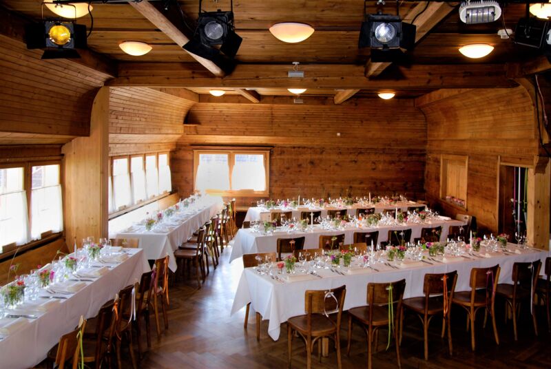 gemütlicher Saal ganz aus Holz in historischem Haus mit Boutique Hotel